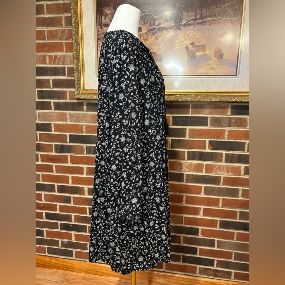 Old Navy Black and White V-Neck Long Sleeve Dress - Picture 5 of 13
